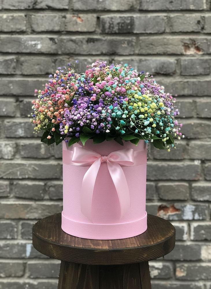 Цветочная композиция из Гипсофила и Розы в шляпной коробке в Успенское