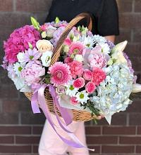 Композиция солнечный день в Успенское Цветочная композиция из Розы, Хризантемы, Пионы и Лизиантусы в корзине в Успенское