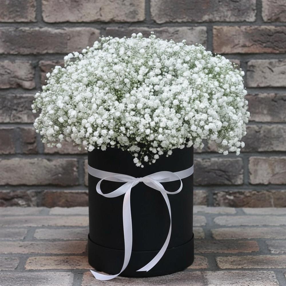 Цветочная композиция из Гипсофила в шляпной коробке в Успенское