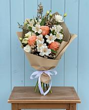 Букет цветов из:  Альстромерии, Лизиантусы, Розы и Хризантемы в Успенское