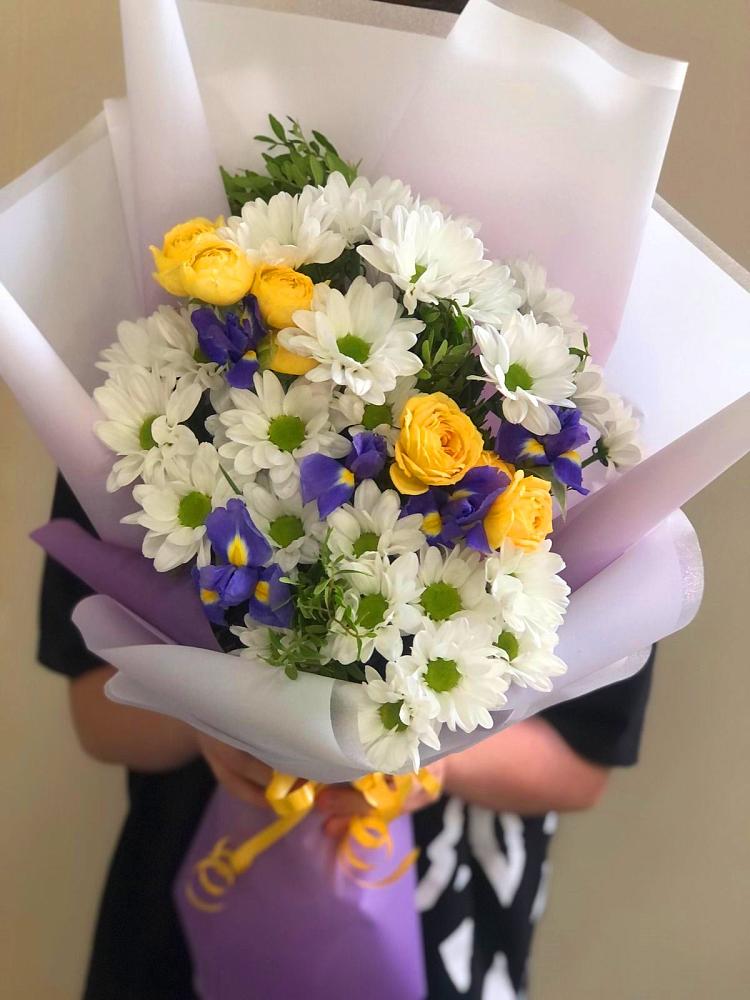 Букет цветов из: Ирисы, Хризантемы и Розы в Успенское