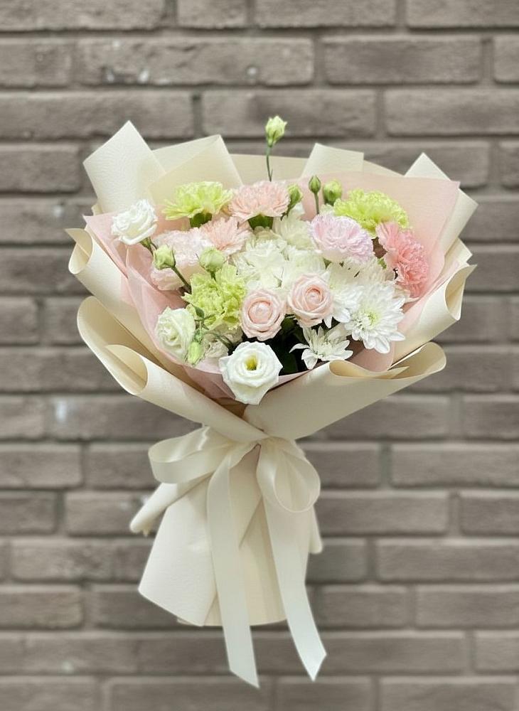 Букет цветов из: Гвоздики, Розы, Лизиантусы и Хризантемы в Успенское