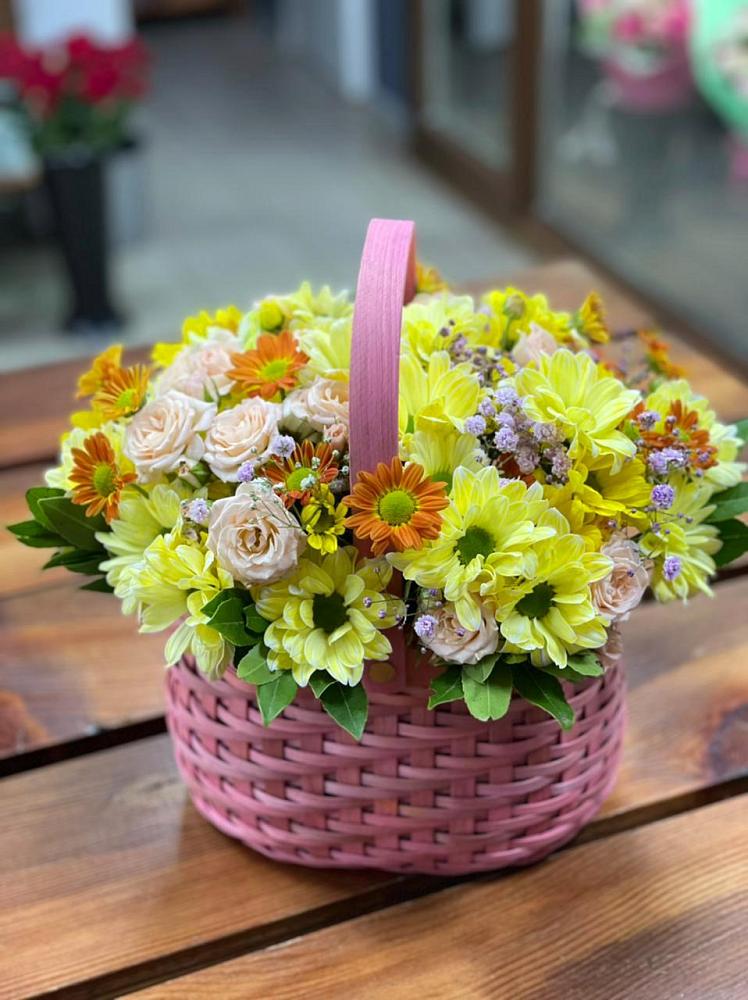 Цветочная композиция из Хризантемы и Розы в корзине в Успенское