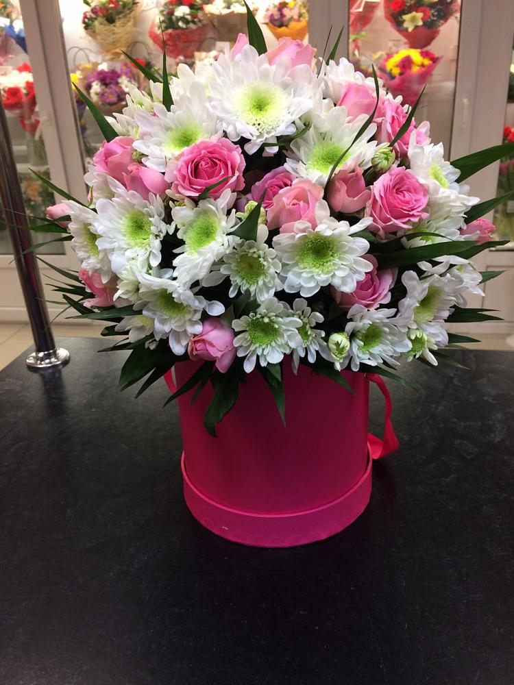 Цветочная композиция из Розы и Хризантемы в шляпной коробке в Успенское